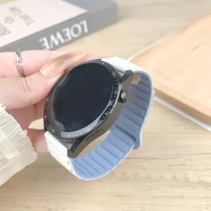 Primo piano dettagliato del cinturino magnetico in silicone con elegante design bicolore.