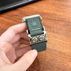 Vista dettagliata del cinturino per orologio in nylon tattico stile armatura con fibbia metallica.