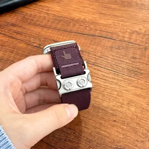 Dettaglio ravvicinato del cinturino per orologio in nylon tattico con fibbia meccanica in metallo.