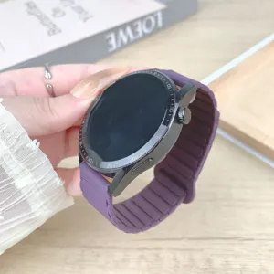 Vista dettagliata del cinturino per orologio magnetico in silicone viola e finitura.