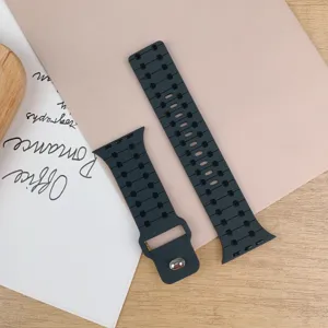 Cinturino di ricambio in silicone compatibile con Apple Watch, elegante design nero perforato.