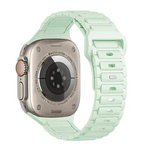 Primo piano dettagliato del cinturino per orologio in silicone verde menta e custodia.