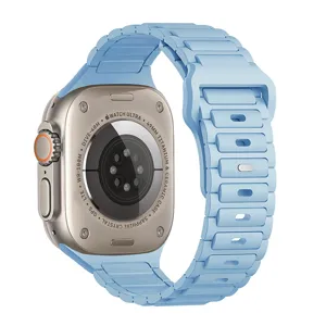 Vista dettagliata del cinturino per orologio in silicone azzurro a tre perle, morbido e preciso.