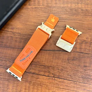 Cinturino di ricambio in nylon arancione compatibile con Apple Watch con robusta fibbia in metallo.