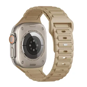 Dettaglio cinturino per orologio in silicone kaki, design a tre maglie, compatibile smartwatch.