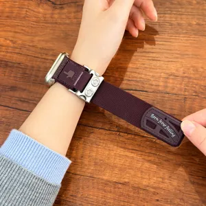 Vista dettagliata del cinturino per orologio in nylon con robusta fibbia e design.