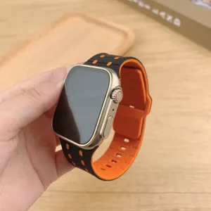 Primo piano del cinturino di ricambio in silicone compatibile con Apple Watch Ultra.
