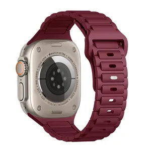 Vista dettagliata del cinturino in silicone bordeaux con design a tre maglie e connettore sicuro.
