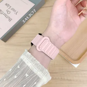 Cinturino per orologio magnetico in silicone rosa di ricambio dettaglio per uso quotidiano.