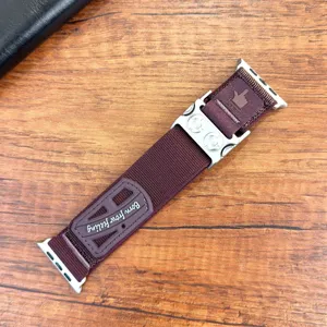 Cinturino in nylon viola scuro compatibile con Apple Watch, stile tattico con fibbia in metallo.