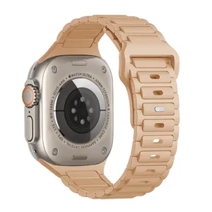 Cinturino in silicone e dettaglio del retro dello smartwatch da 49mm con cassa in titanio.