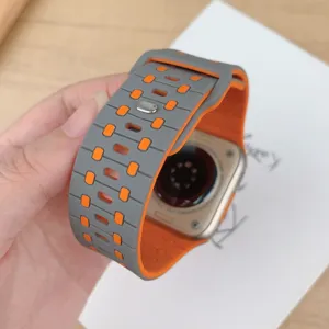 Cinturino in silicone compatibile con Apple Watch Ultra, design grigio e arancione con fori.
