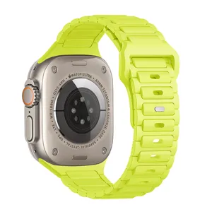 Dettaglio cinturino orologio silicone giallo neon, design a maglie 3 perle, flessibile.
