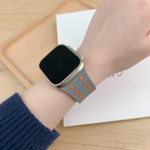 Cinturino per orologio in silicone compatibile con Apple Watch Ultra, sportivo e comodo.