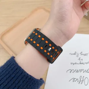 Cinturino di ricambio in silicone compatibile con Apple Watch, design nero e arancione.