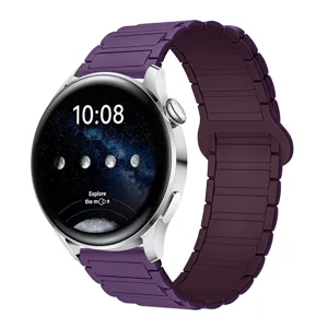 Vista dettagliata del cinturino per orologio in silicone magnetico viola con maglie.