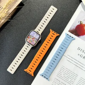 Dettaglio cinturino orologio magnetico in silicone con trama a squame e opzioni colore.