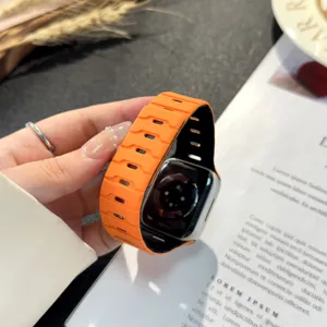 Cinturino per orologio in silicone compatibile con Apple Watch, design bicolore arancione e nero.