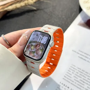Cinturino in silicone magnetico bicolore per Apple Watch Ultra SE Series, flessibile ed elegante.