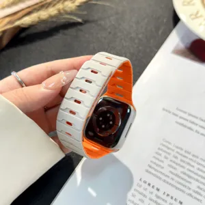 Primo piano sui dettagli della texture del cinturino magnetico in silicone per smartwatch.