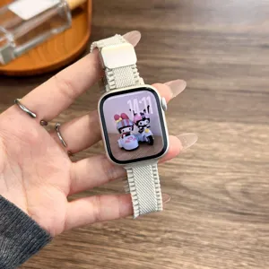 Gedetailleerde close-up van gevlochten nylon Apple Watch-bandje met veilige magnetische sluiting.