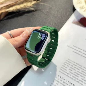 Cinturino magnetico in silicone verde compatibile con Apple Watch con design a scaglie.