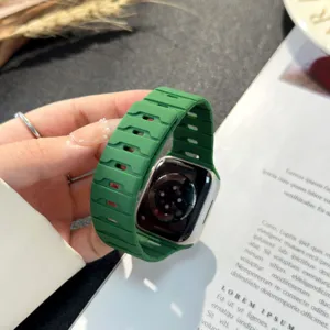 Dettaglio cinturino per orologio magnetico in silicone verde, design flessibile a squame di drago.