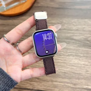 Nylon gevlochten magnetische horlogeband detail voor smartwatch, golvend design, duurzaam.