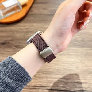 Detail van bruin gevlochten nylon horlogebandje voor smartwatch, comfortabel.