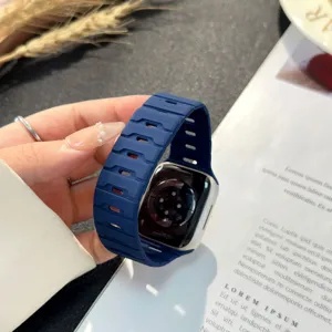 Dettaglio del cinturino magnetico in silicone blu, trama a squame di drago, flessibile e comodo.
