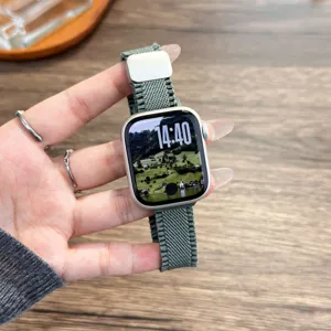 Groene gevlochten nylon horlogeband met magnetische sluiting, compatibel met Apple Watch.