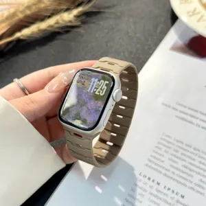 Dettaglio del cinturino magnetico in silicone per orologio, trama di ricambio kaki flessibile.