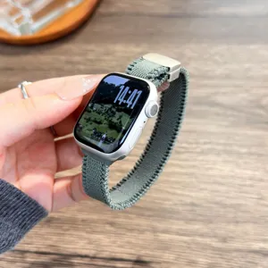 Groene geweven nylon vervangingsband met magnetische gesp voor Apple Watch Ultra.