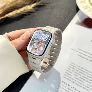 Dettaglio cinturino per Apple Watch in silicone magnetico con un elegante design bicolore.