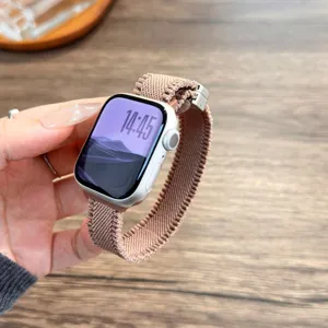 Gedetailleerde close-up van de gevlochten nylon smartwatch-band met magnetische sluiting.
