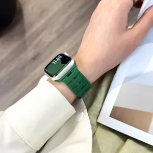 Dettaglio cinturino per orologio in silicone verde, design magnetico traspirante ed elegante.