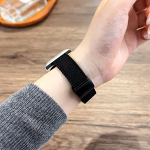 Zwarte nylon gevlochten horlogeband compatible met Apple Watch en veilige magnetische gesp.