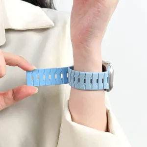Vista dettagliata di un cinturino per orologio magnetico in silicone azzurro al polso.