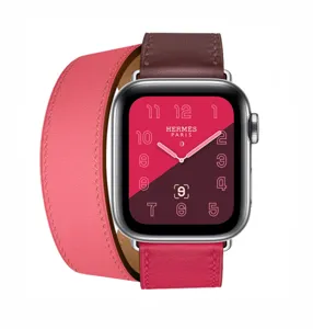 Vista detallada de la correa de reloj de cuero de doble vuelta con diseño bicolor.
