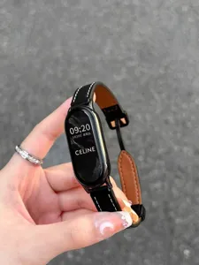 Vista dettagliata del cinturino magnetico in pelle PU nera per smart band con connettori.