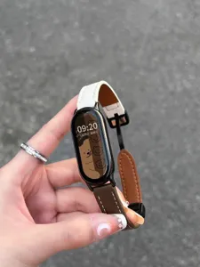 Cinturino di ricambio in pelle PU per Xiaomi Smart Band, design bicolore con fibbia metallo.