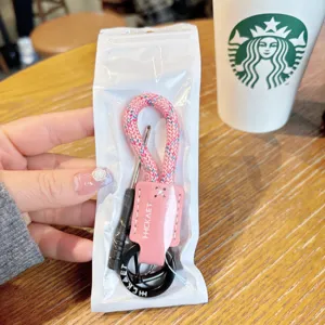 Rosa geflochtener Seil Schlüsselanhänger mit PU Leder Etikett und Metallring für Taschen.