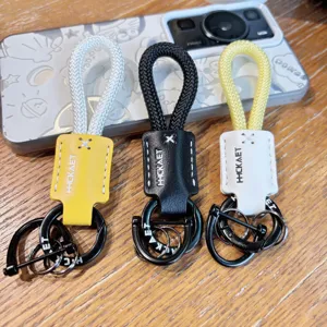 Geflochtener PU-Leder-Schluesselanhanger mit Metallringen, stilvoller Kordelriemen.
