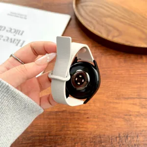 Gedetailleerd overzicht van een zachte magnetische siliconen horlogeband met stijlvolle lycheetextuur.