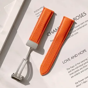 Correa de reloj de cuero naranja con grano litchi y hebilla magnética de metal para reloj.