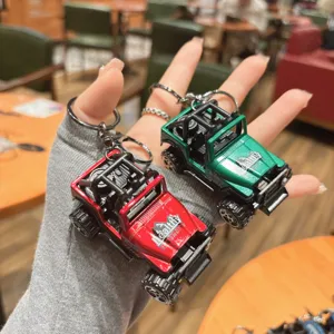 Portachiavi per auto fuoristrada in lega miniatura modello di veicolo creativo ciondolo