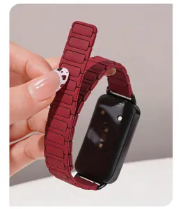 Nahaufnahme des roten Silikon-Magnet-Uhrenarmbands mit deutlicher Textur und feinem Design.