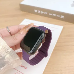 Lila Silikon Magnet Uhrenarmband Detailaufnahme, bequeme Passform fuer den täglichen Ersatz.