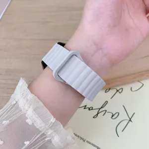 Primer plano de correa de reloj inteligente de silicona gris hebilla detalle muñeca