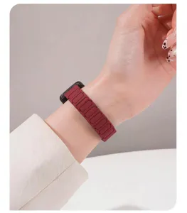 Weinrotes magnetisches Silikon Uhrenarmband Detail, kompatibel mit Huawei Fitness Tracker.